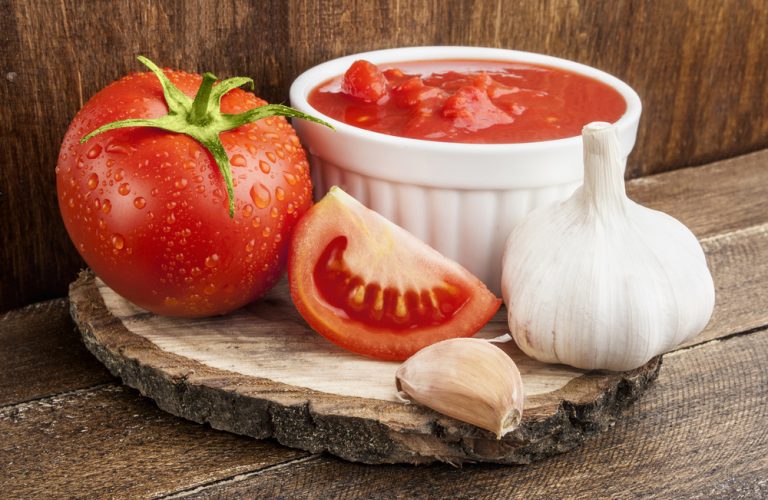Pripravte si paradajkovo - cesnakovú zmes, ktorá vydrží aj bez konzervovania