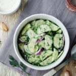 Nechutí vám v tomto teple? Osviežte sa uhorkovým šalátom s bylinkami!