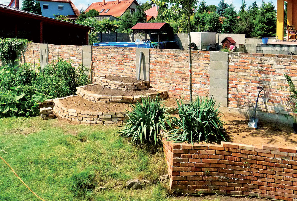 Ako využiť staré tehly v záhrade? Vybudujte si hriadky na zeleninu!