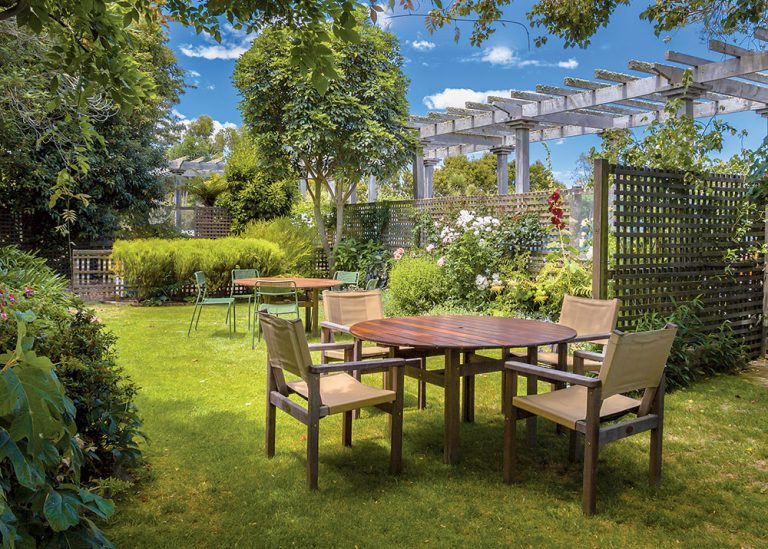 Ako elegantne ohradiť záhradku od suseda a vytvoriť si vlastný svet