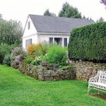 Stavte na osvedčenú klasiku - smrekový živý plot je ideálna, nielen optická bariéra