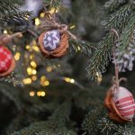 Najjednoduchší postup ako vyrobiť ozdoby z orechových škrupín. Netreba nič šiť ani lepiť!