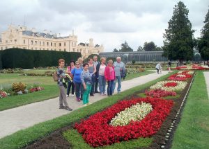 V časoch, keď mnohí okolo seba staviame vysoké betónové múry, záhradkári z Opatoviec nad Nitrou dúfajú, že múry ich nikdy nerozdelia a doslova si užívajú spoločné aktivity.