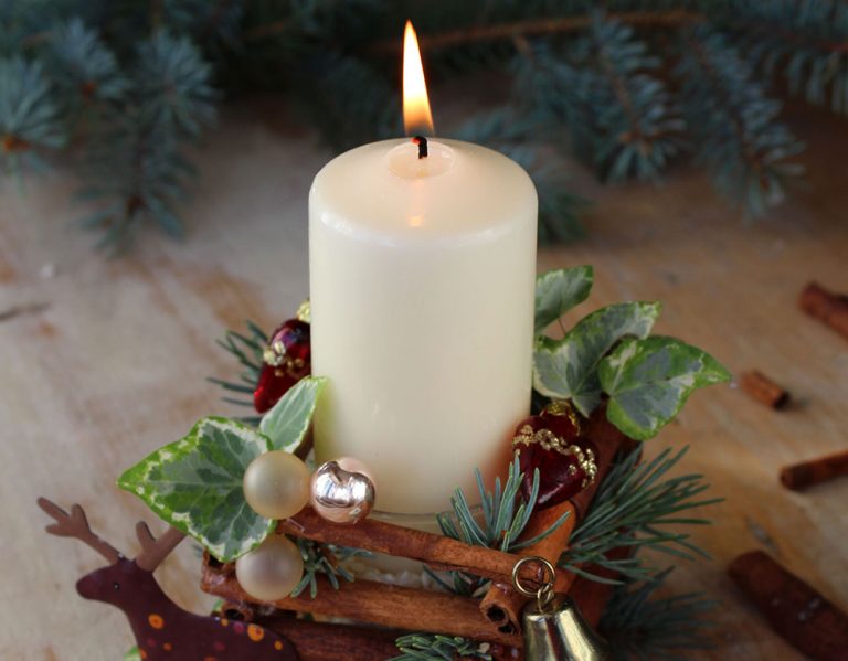 Malý svietnik s vôňou škorice na sviatočné dni si pripravíte jednoducho a rýchlo
