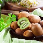 Kivi: Pochádza zo subtropického pásma, ale pestovať sa dá aj u nás