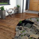 Drevená terasa s jazierkom pri dome