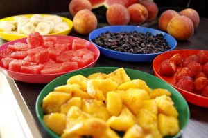 Ovocie v miskách, melón, čučoriedky, broskyne, banán