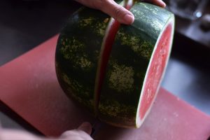 Krájanie červeného melóna - hrubý plátok
