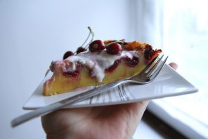 Kúsok upečeného čerešňového koláča na tanieri s vidličkou