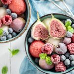 Sorbet v miske s mrazeným ovocím