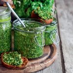 Zelené pesto v pohárikoch