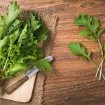 Ázijská listová zelenina na stole