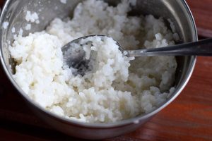 Uvarená ryža v hrnci