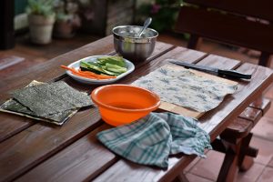 Príprava bezmäsového sushi - stôl a pomôcky na výrobu