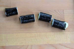 Plnená riasa nori pokrájaná na menšie časti - sushi