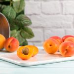 Marhule vysypané z vedierka na stole