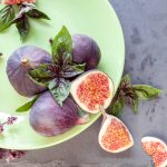 Zrelé figy na zelenom tanieriku