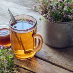 Materina dúška a čaj z nej, položené na stole