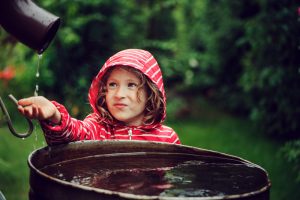 Dieťa pri sude s vodou