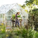 Žena vychádzajúca zo skleníka