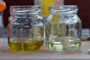 Olivový a slnečnicový olej v pohárikoch na zaváranie