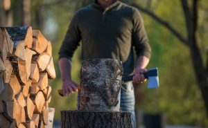 Muž so sekerou pripravený na rúbanie dreva