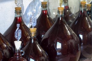 Fermentácia vína v sklenených nádobách