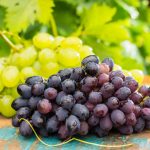 Strapec bieleho a modrého hrozna na stole