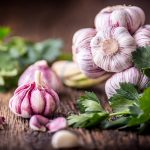 Cesnak na stole s petržlenovou vňaťou