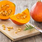 Prekrojená tekvica Hokkaido na drevenej doske