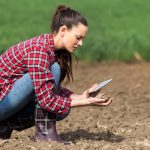 Žena v záhrade testuje pôdu