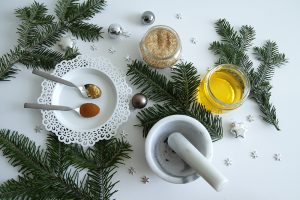 Med, klinčeky, mletá škorica a zázvor na sviatočnom stole
