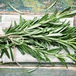 Rozmarín na rustikálnom stole