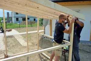 Stavba záhradného domčeka - zavetrovanie