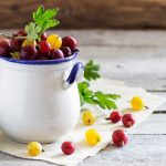 Egreše v bielom smaltom hrnčeku