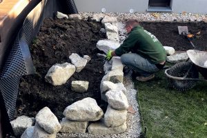 Budovanie vyvýšeného záhona z kameňa