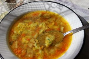 Zeleninová polievka s haluškami z hviezdice prostrednej