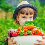 Úroda zeleniny, dievčatko