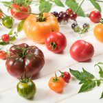 Paradajky na bielom stole