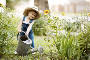 Dieťa polieva záhradu