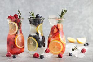 Ľadové letné nápoje s ovocím