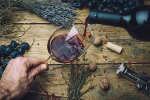 Bylinkové víno pozdvihne náladu a lieči množstvo ochorení. Ako si ho pripraviť?