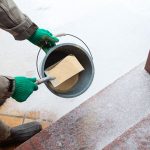 Čím pri poľadovici nahradiť posypovú soľ?