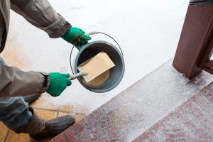 Čím pri poľadovici nahradiť posypovú soľ?