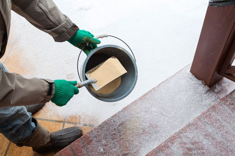 Čím pri poľadovici nahradiť posypovú soľ?