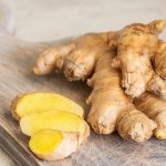 Zázvor na drevenej doske