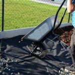 Martin Čurda radí: Čím nahradiť netkanú textíliu v záhonoch?