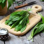 Medvedí cesnak na doske