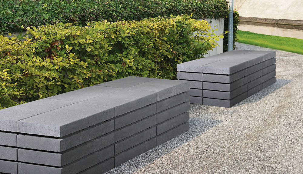 Záhradná lavička vytvorená z modulárneho dizajnového systému Moodul
