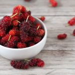 Moruše v bielej miske